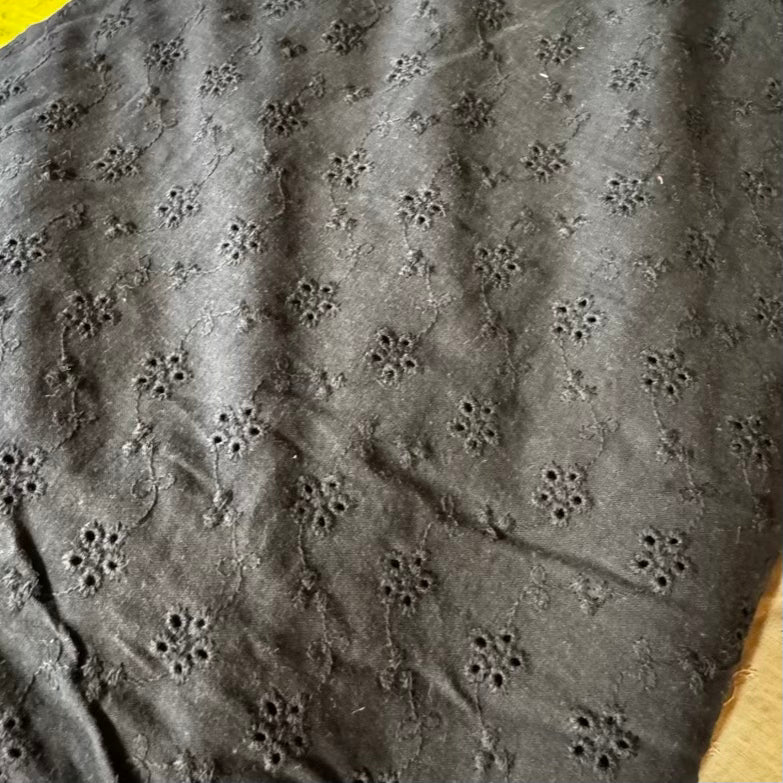 Broderie Anglaise #6 Noir (vraiment noir)